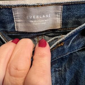 Everlane Jean in size 28. 90s cheeky Jean in dark wash. Organic cotton.
